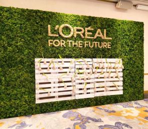 Фото стена от мъх за L'Oréal