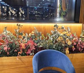 Green flower pot dividers in the Orfeida restaurant